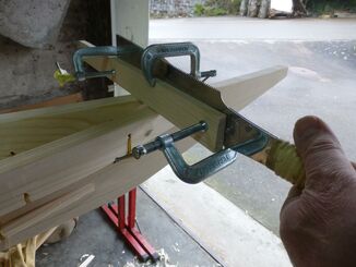 The board clamped to the saw blade allow to make all saw cuts with an identical depth