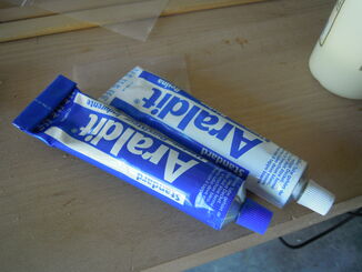  This well known Swiss two component epoxy glue is used to fix the end of a strip on the inner stems. works very well.